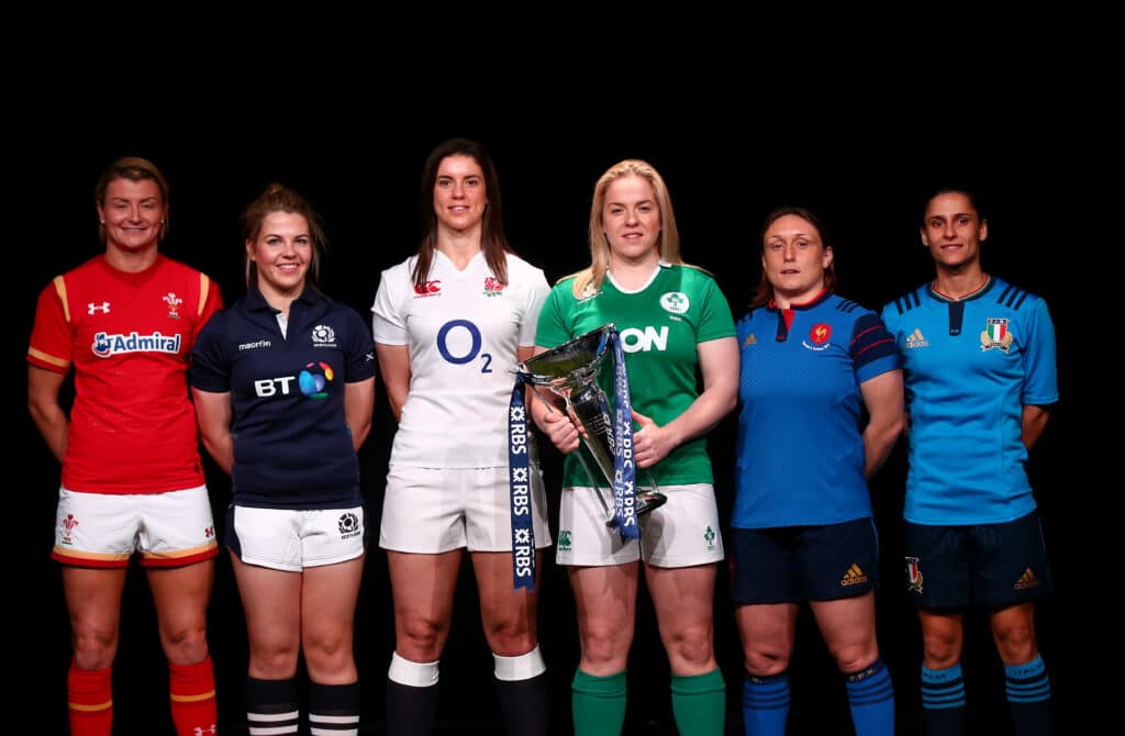 Rachel Taylor, Lisa Martin, Sarah Hunter, Niamh Briggs, Gaelle Mignot and Sara Barattin with the women's RBS 6 Nations trophy 27/1/2016