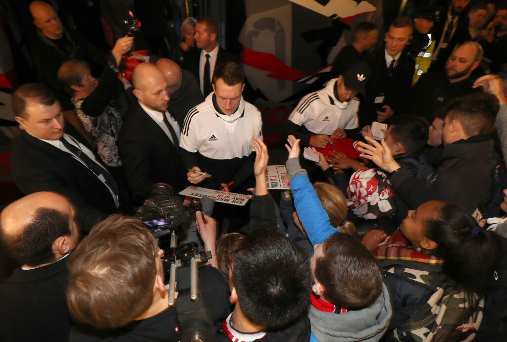 Jesse Lingard and Phil Jones signing autographs for fans 5/12/2016